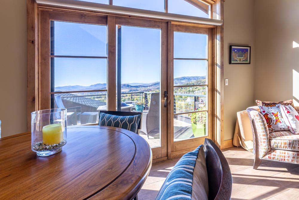 Sitting room with view of Mountains.